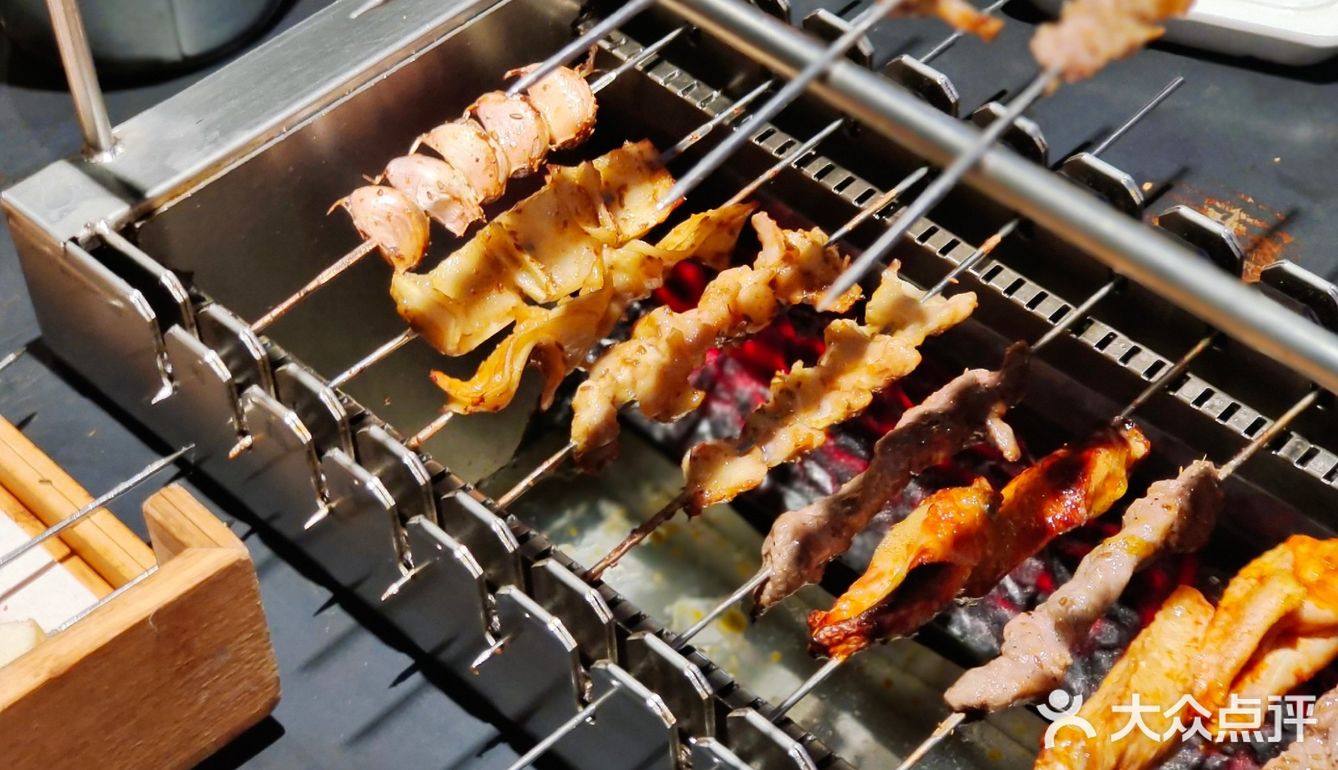 现烤现吃的羊肉串京a1990羊肉串小串整起来