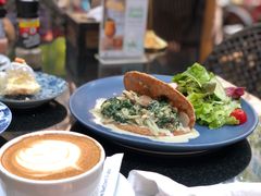 菠菜蘑菇脆饼配蔬菜沙拉-Fern Forest Cafe