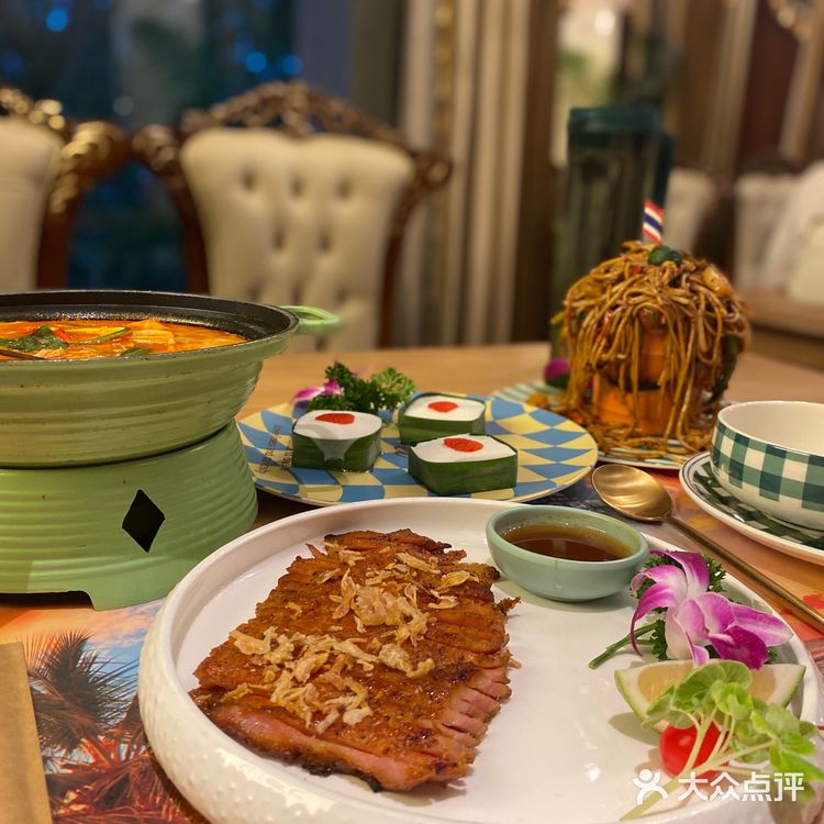 一家拥有傣族服饰的泰国菜，这谁能不爱[加油][加油]