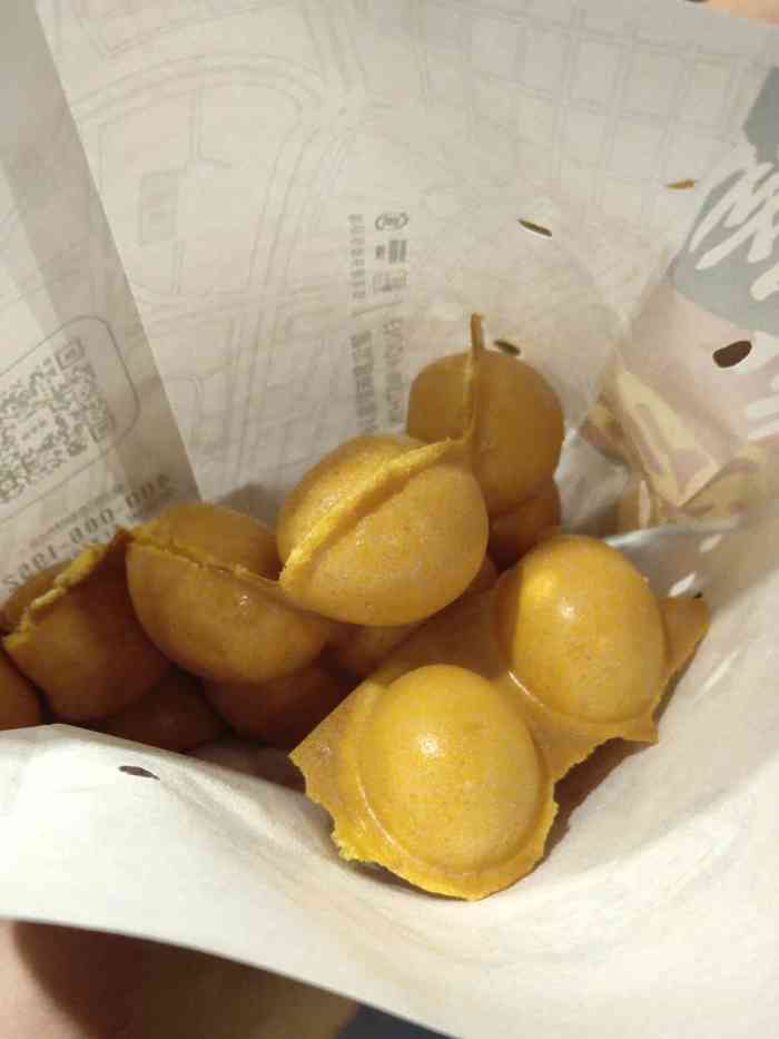 打分   /人 美味十足,每次来的时候,小妞都要吃这家店的鸡蛋仔,服务也