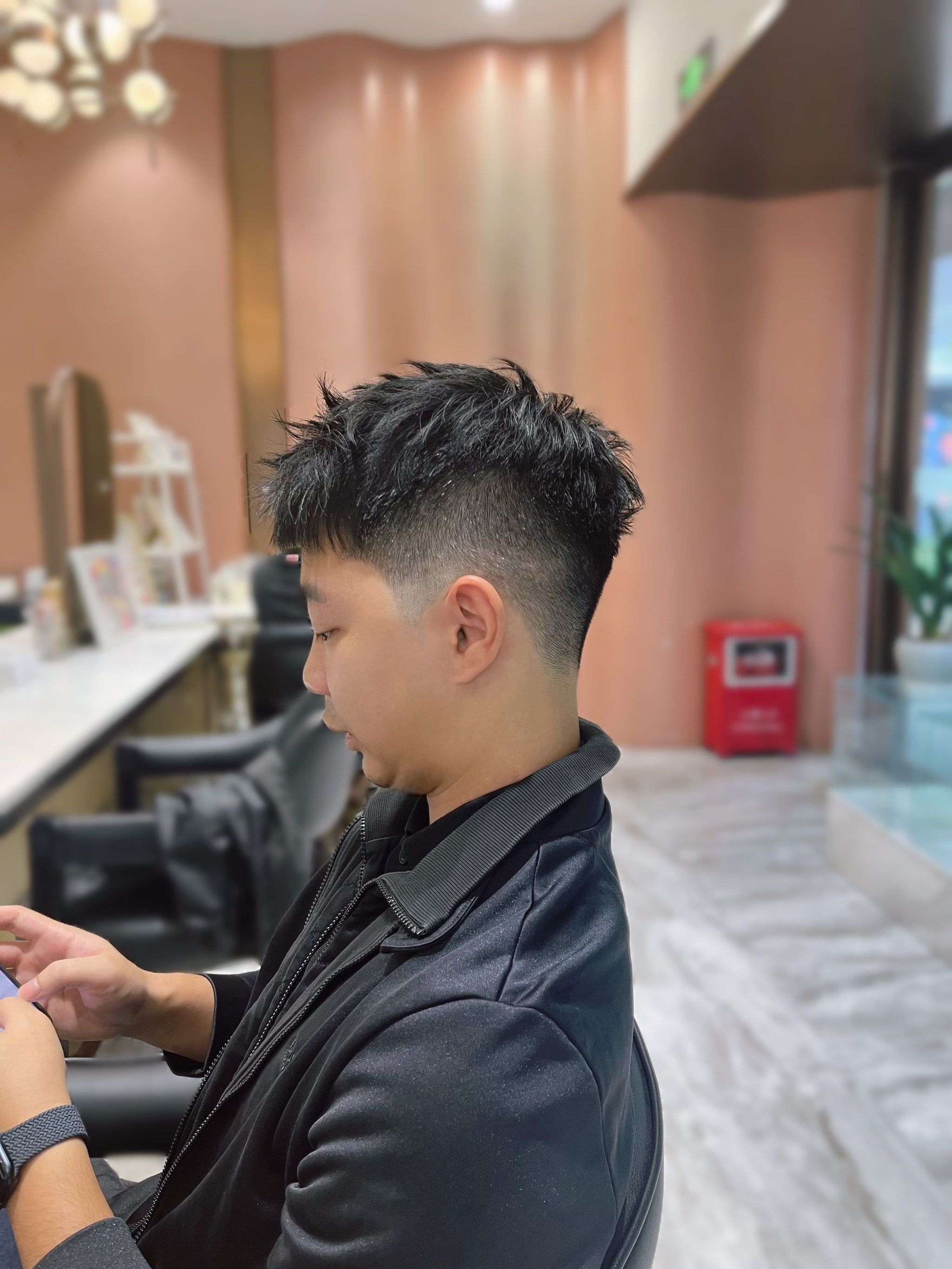根据脸型配发型男士
