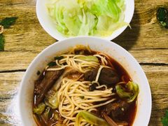 极品牛肉面配蔬菜-易毛特色牛肉面(解放碑步行街店)