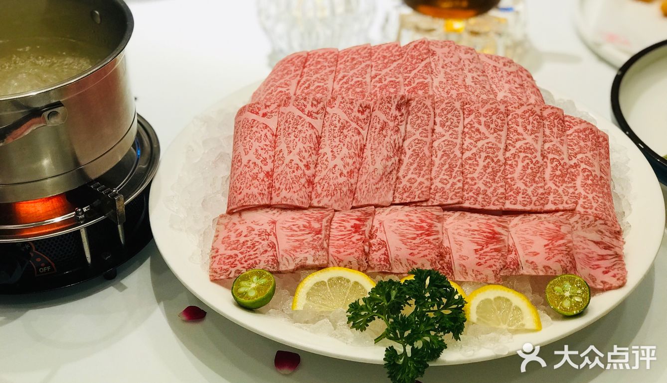 堂灼雪花牛肉牛肉纹理分明 涮几秒钟 就可以入口了