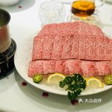 堂灼雪花牛肉牛肉纹理分明 涮几秒钟 就可以入口了