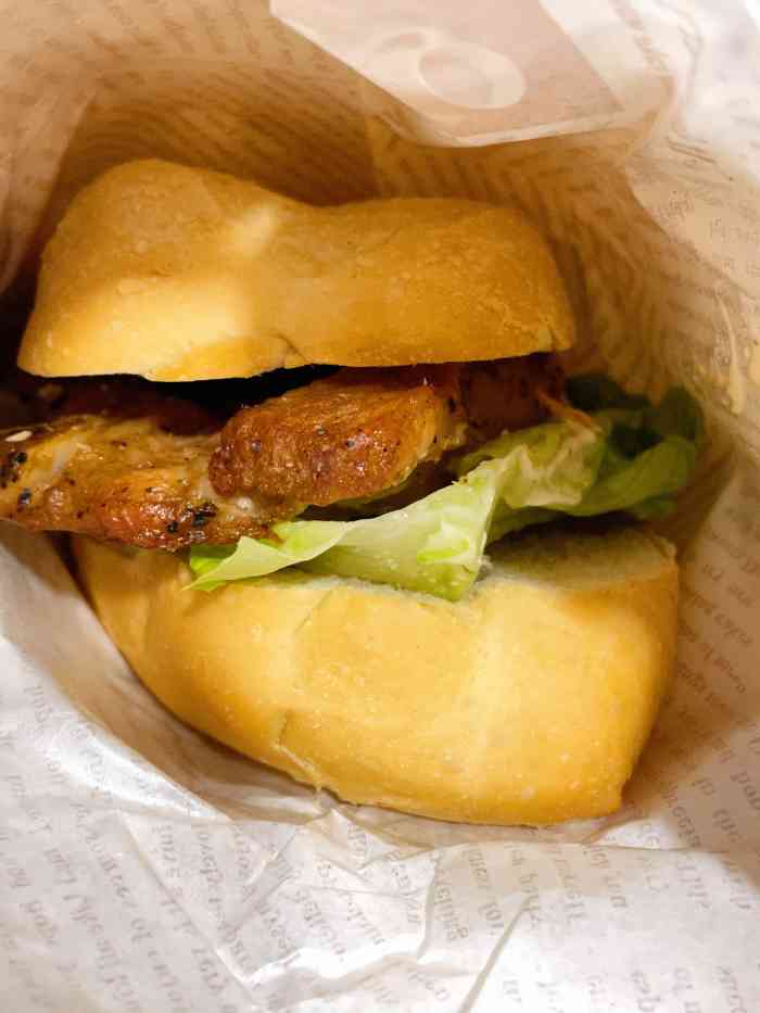 lc猪扒包-"就在登机口附近,方便快捷.本来想吃肯德基.