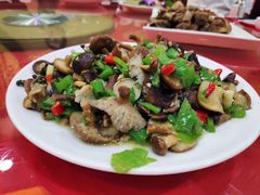 青椒炒鲜蘑菇-大笮风(体育馆总店)