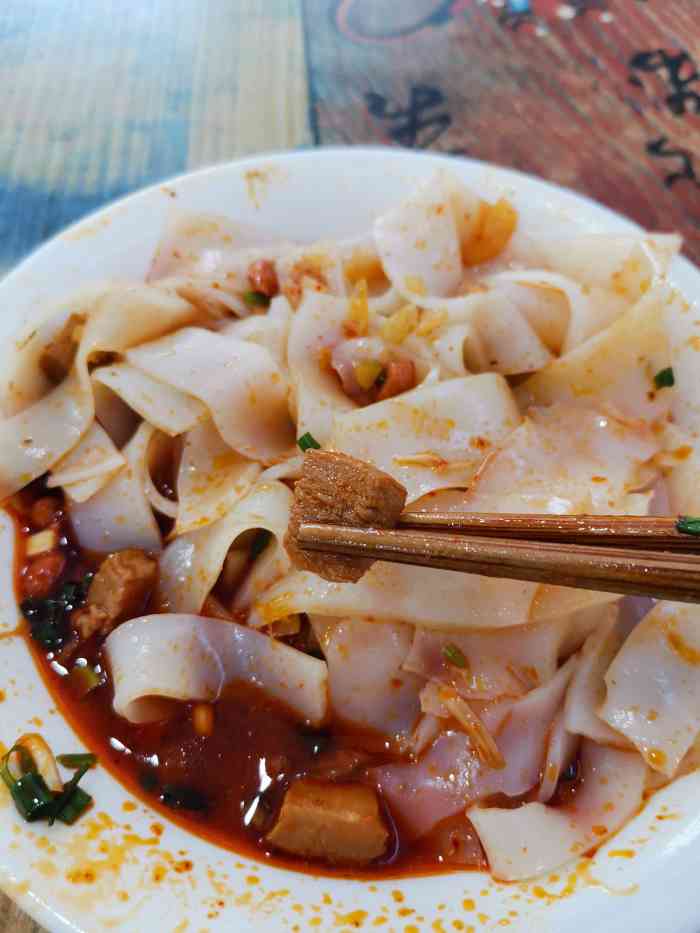 董记遵义香辣肉丁米皮-"一家不大的门店,位置在财富广场突然想吃.