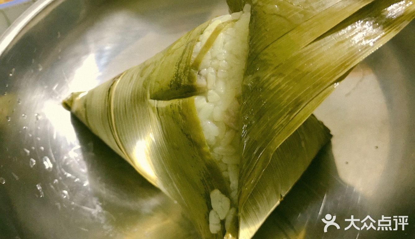 不喜欢里面放肉的粽子，感觉粽子就应该甜甜的，放豆沙