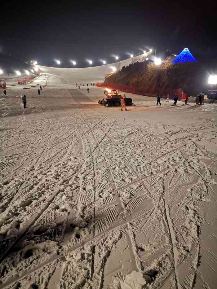 萬龍八易滑雪場