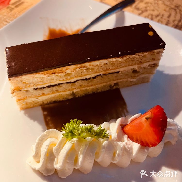 作为本地人第一次登上龙塔，龙塔的夜景还是美的