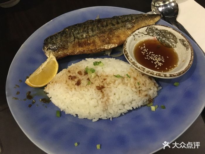 现烤的青花鱼定食