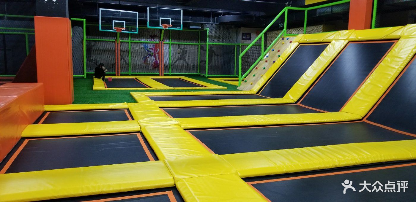 蹦客地带蹦床主题运动馆