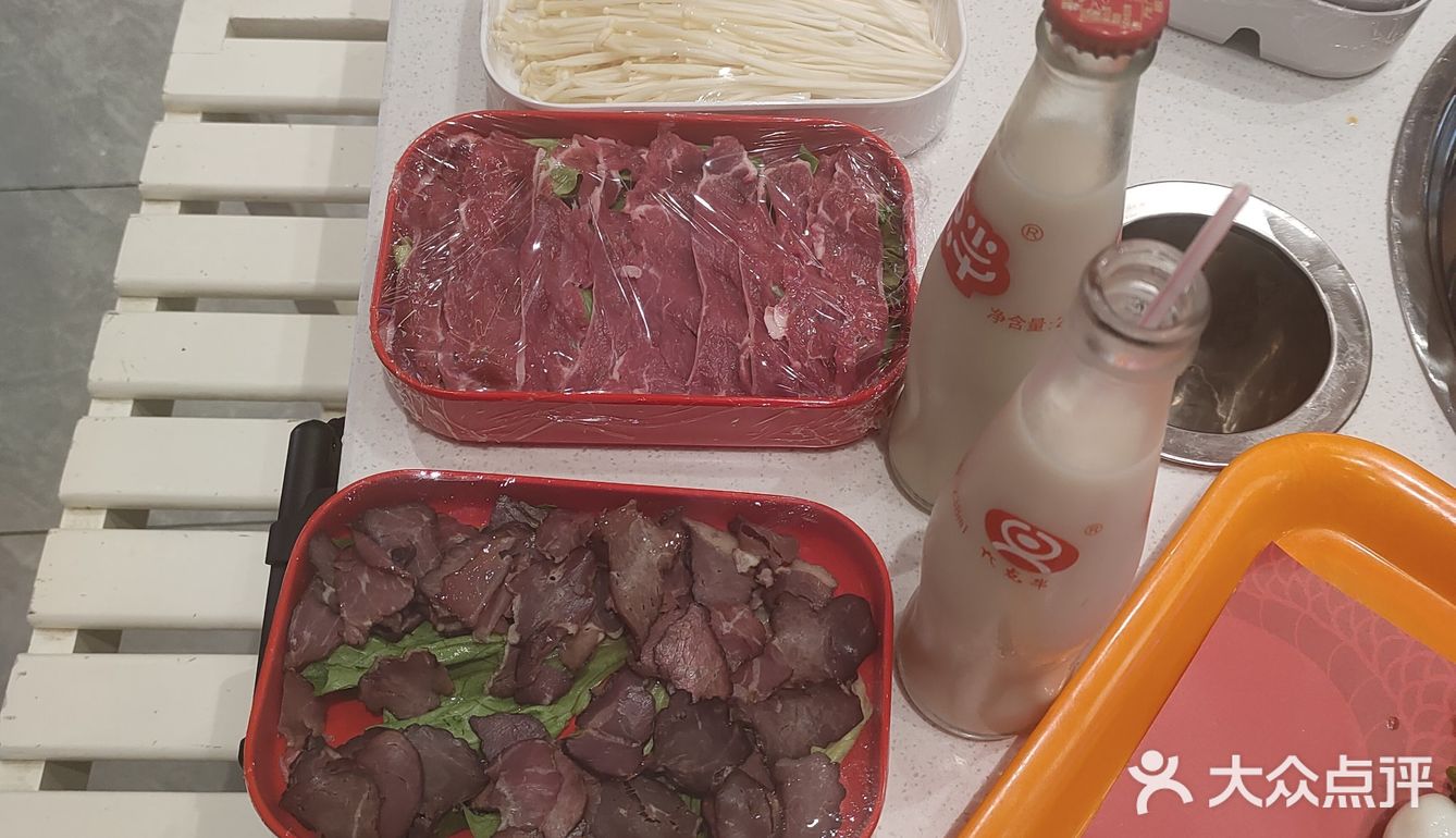 木桥旁边的串串