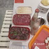 木桥旁边的串串
