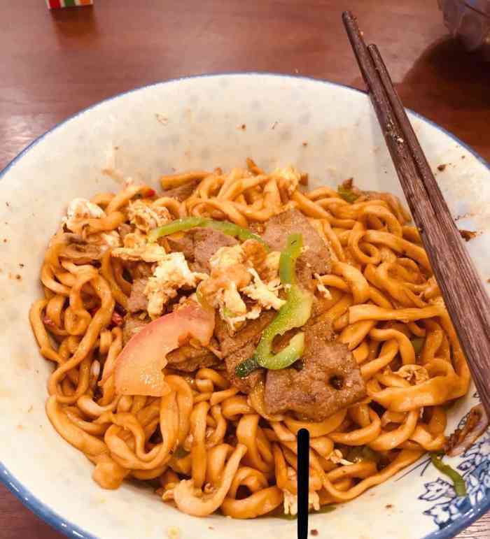 陈八两面家(远洋乐堤港店)-"面馆的名字叫"陈八两",很有些搞怪. .