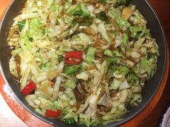 铁板包菜粉丝-二姐家三个拿手菜·北塘海鲜·大馅锅贴王(成林道店)