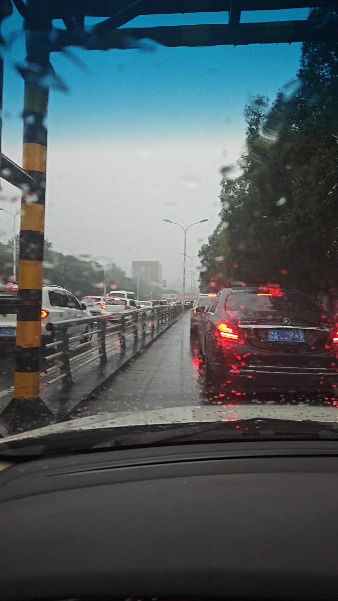 阴雨连绵,出门堵车