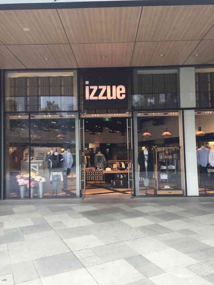 打分 这家店开在太古里,比较大,环境不错