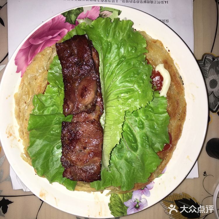 手抓饼：准备培根，生菜，火腿…