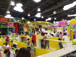 -维佳童话镇演出现场(徐东店)
