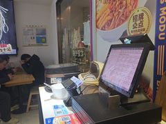 -魔都三兄弟·酸辣粉·小面炸串(虹桥万科店)