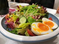 烟三文鱼溏心蛋沙拉-五合院·整点烤肉