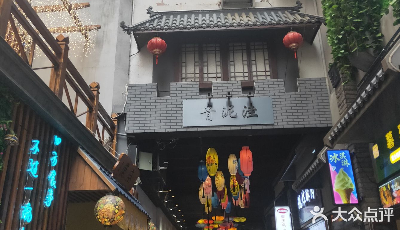 新开的去的时候赶上下雨，所以人不多，室外街很干净