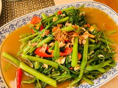 炒空心菜-卷心菜和避孕套餐厅(Pattaya)