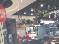 就是图中站在吧台间背身身穿红色服装的服务员，态度极恶劣，如果该店全是这样的服务员，也不辞退，我保证你开不长，不是一个顾客反映了-薛阿婆(北美新天地中心店)