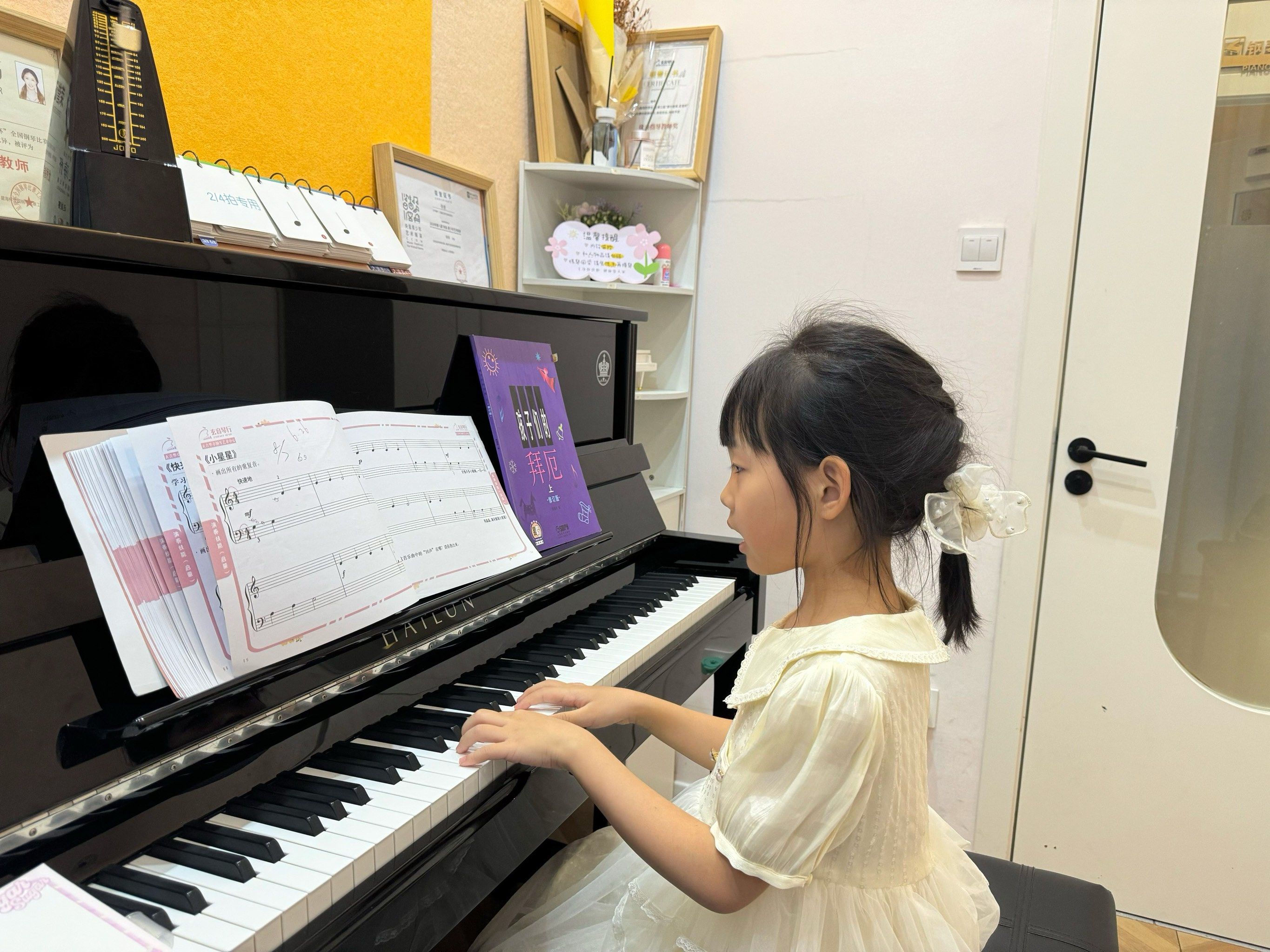 学钢琴的小女孩超有气质