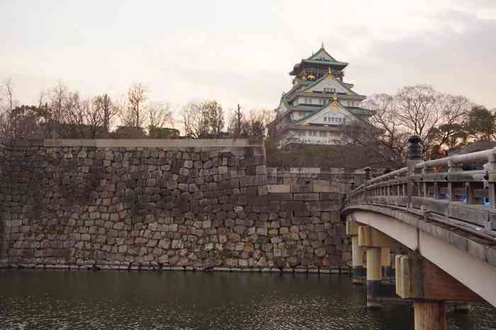 大阪城天守阁-"大阪城是1583年丰臣秀吉修建的豪华宫殿.