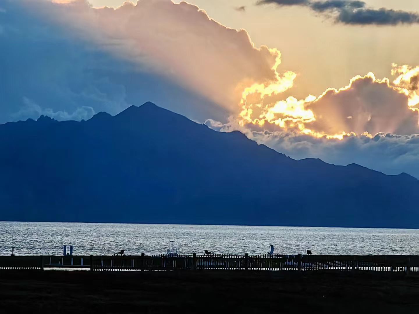 赛里木湖夜景拍照，旅游帮手