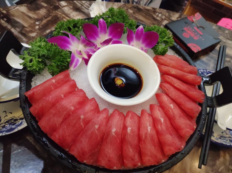 菜品摆盘很精细,       肉类基本上都摆在碎冰上,       肥牛