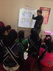 甲壳儿技术总监在给员工培训-甲壳儿美甲美睫