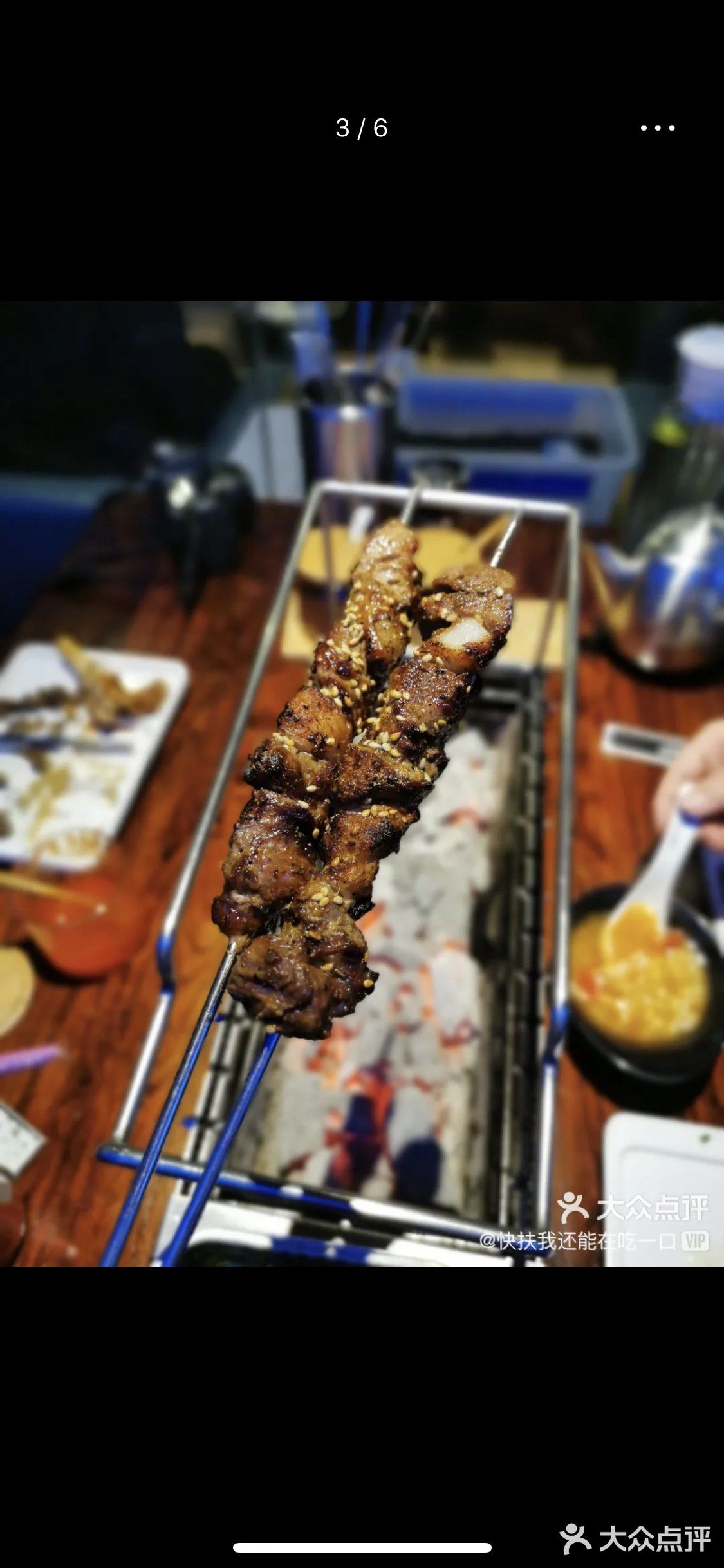 这次没有排队。来一打羊肉串~羊肉串油的地方也很香