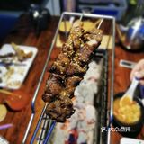 这次没有排队。来一打羊肉串~羊肉串油的地方也很香