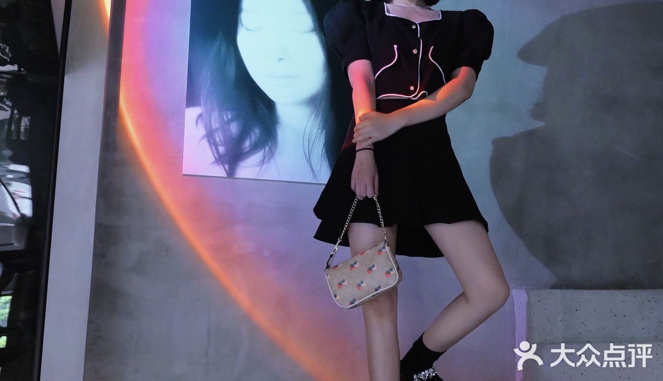 成都0元看展｜雨落成海🌊沉浸式克莱因蓝摄影展