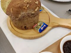 三色面包配黄油-花园饭店-西餐厅