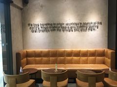 等位区-星巴克(苏州泰华店)