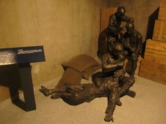 伤员救护（雕塑群）-上海四行仓库抗战纪念馆