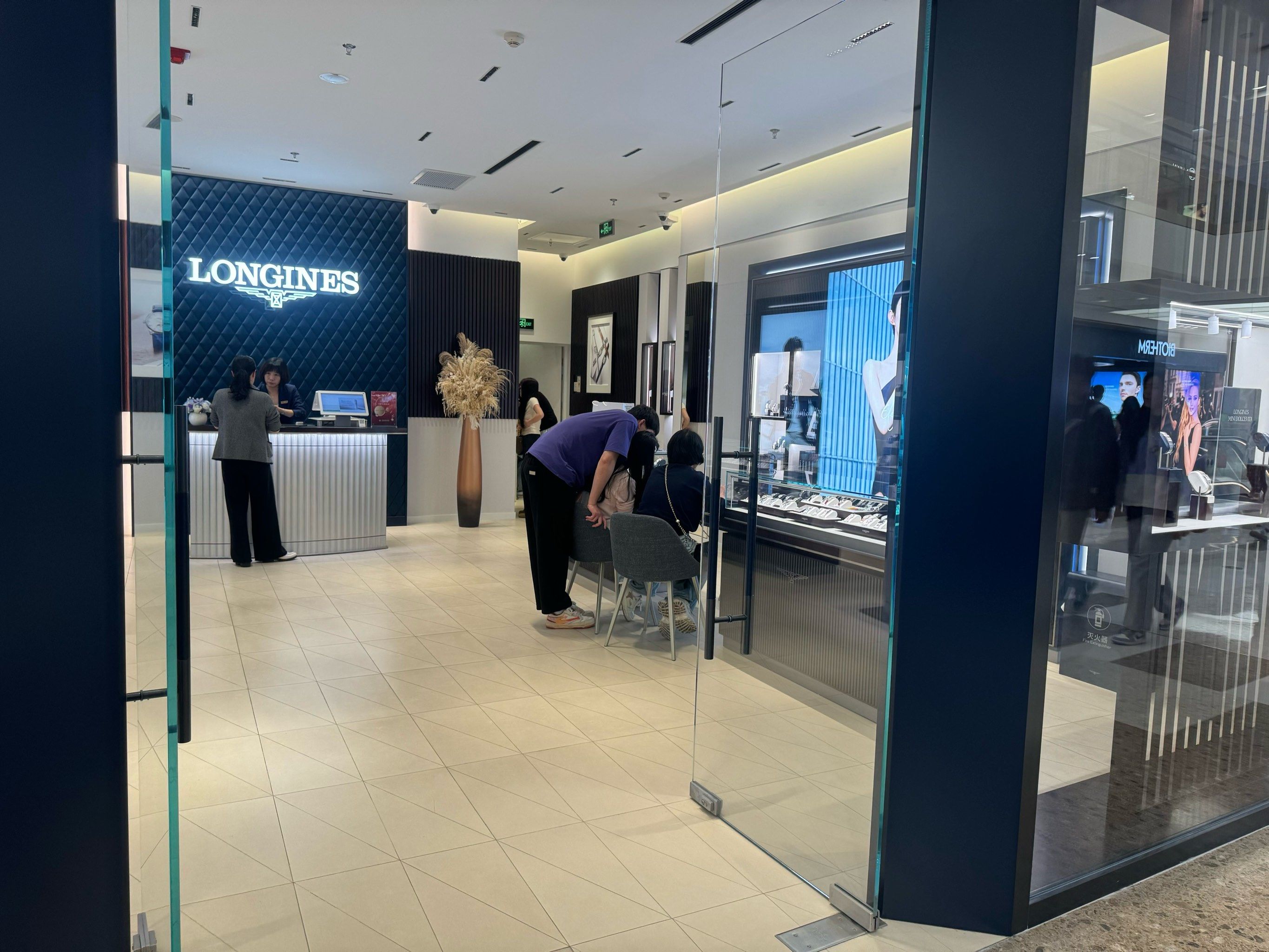 发现一家浪琴专卖店,门口的鲜花98非常漂亮05