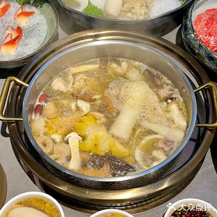 锅底是海南椰青打底茶点免费不限量，我直接爱了！