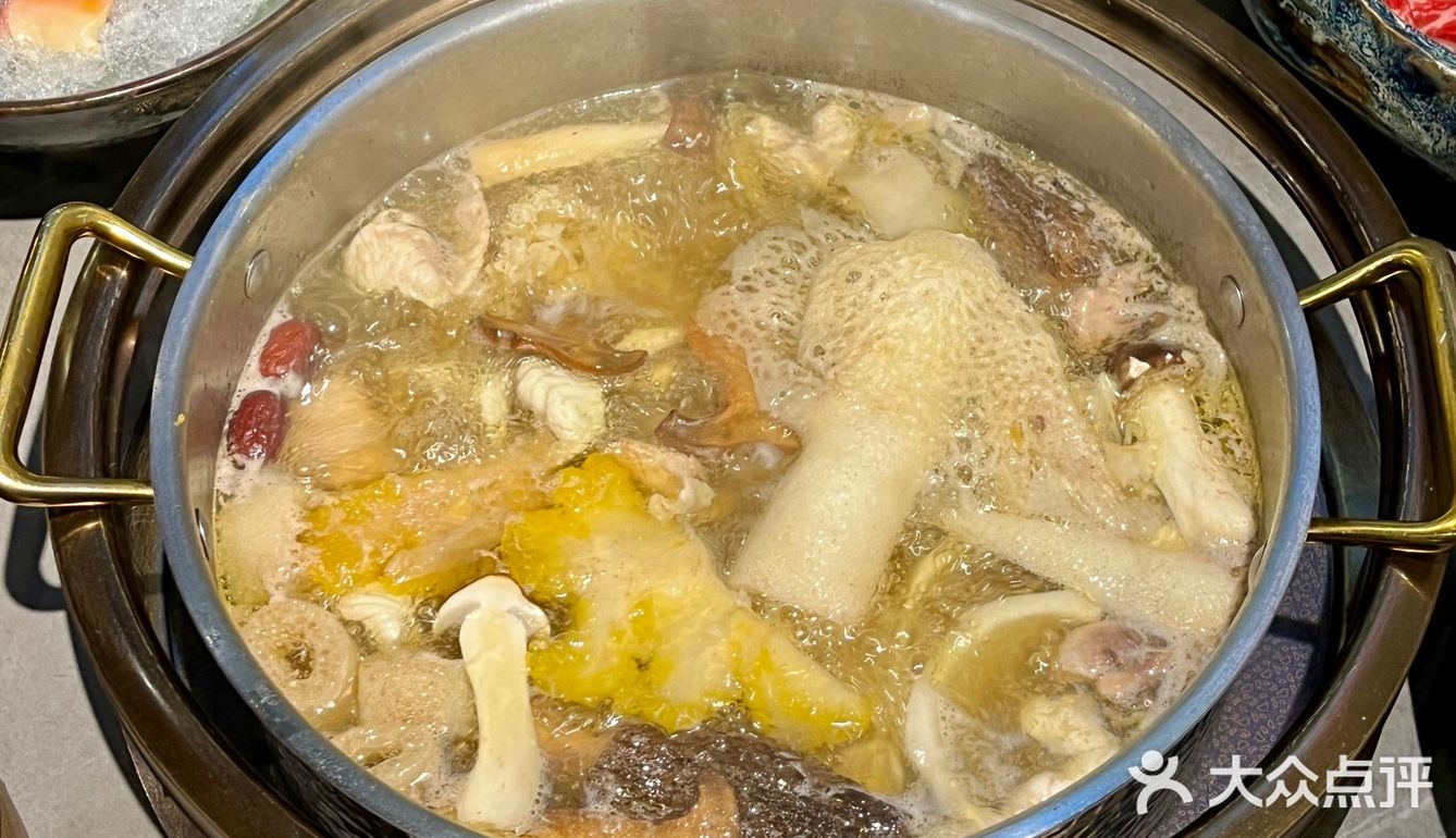 锅底是海南椰青打底茶点免费不限量，我直接爱了！