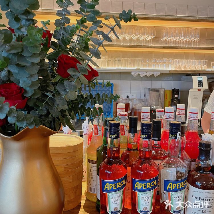 外摆用餐氛围感十足，超级适合约会的西餐厅