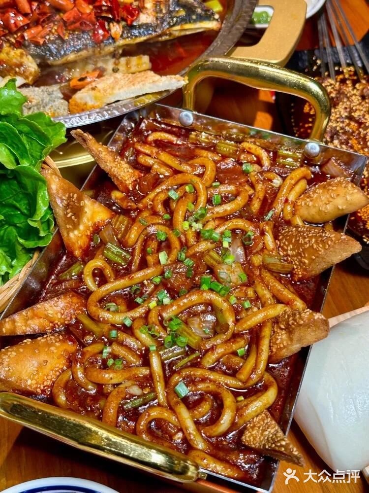 西安排队王空降成都，首家用烤馕坑做烤鱼🤩