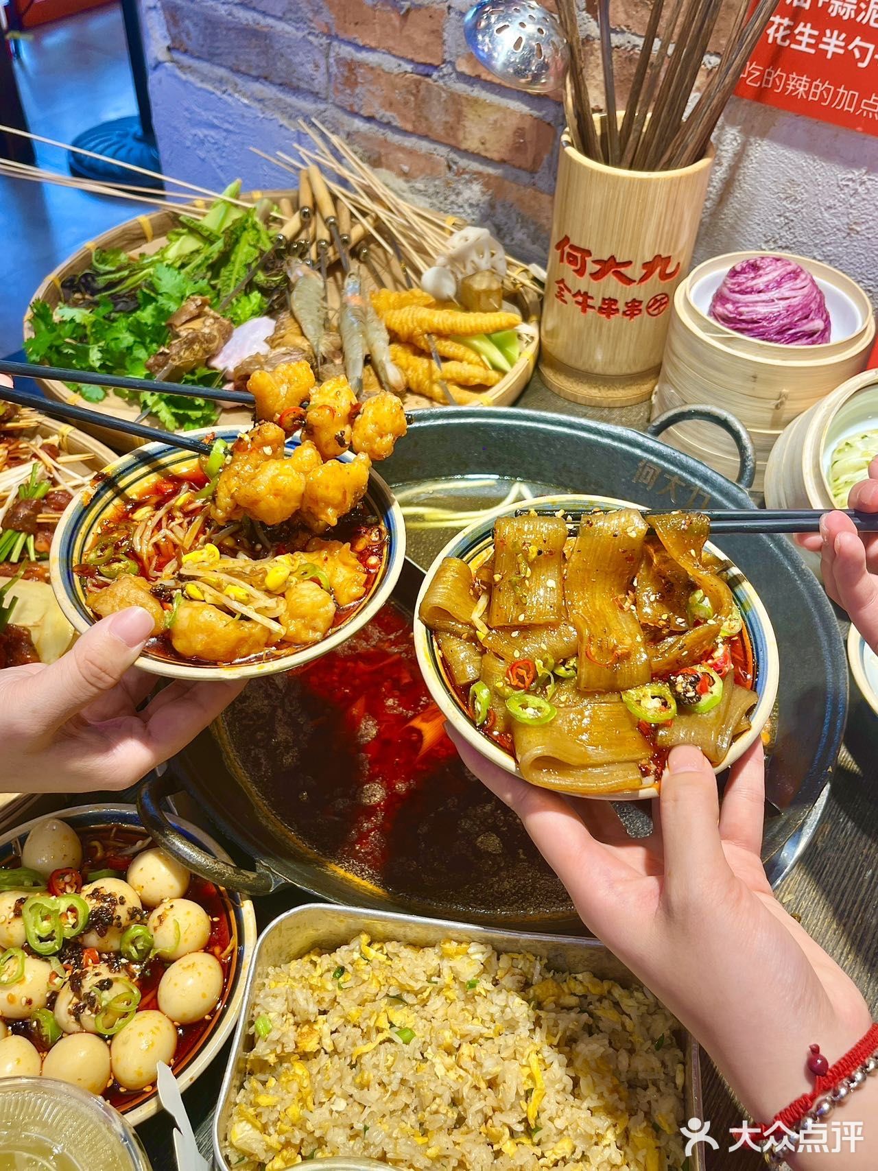 遇到这个门头挂着红绣球的火锅店千万要停下来