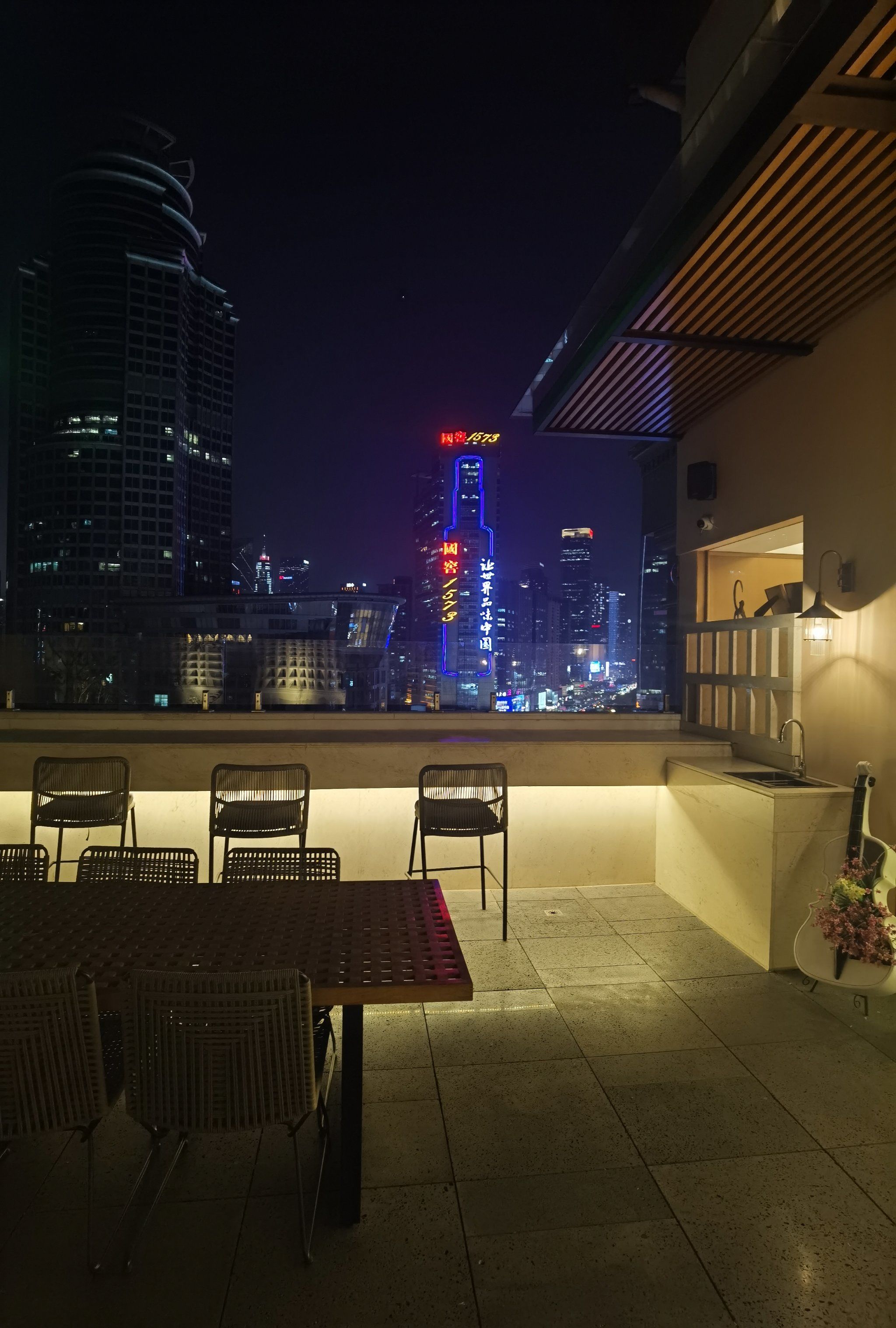 这酒店露台夜景绝了!