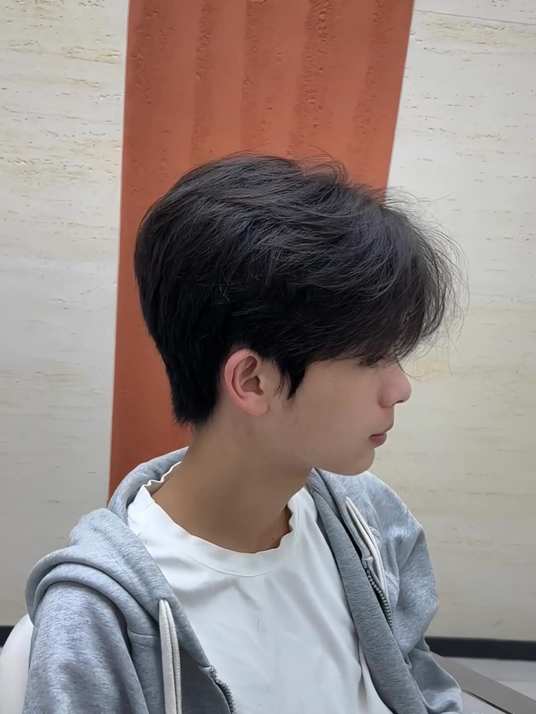 较易打理,但保持
发型的蓬松感和层次感需要一定的技巧和定期修