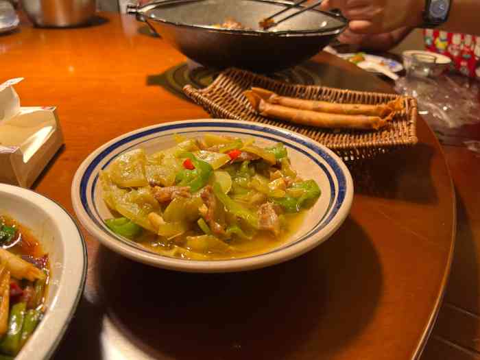 骆厨鱼头泡饭"看外面以为一般,结果进来还挺舒适的,上菜.