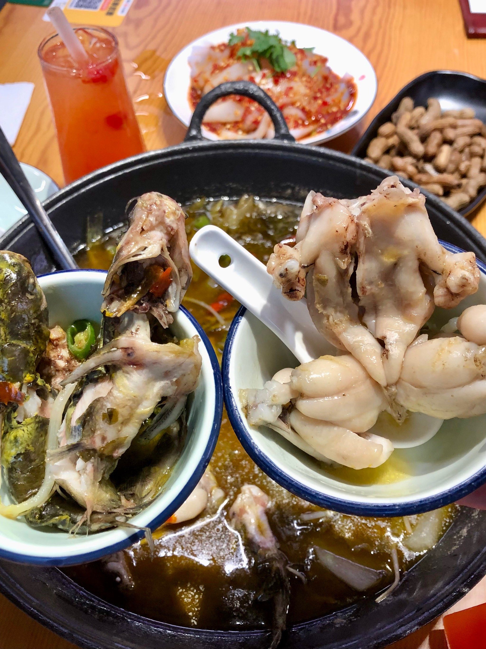 馋的不行立马就拉上朋友一起去😋

🐟昂刺鱼牛蛙锅
锅底有